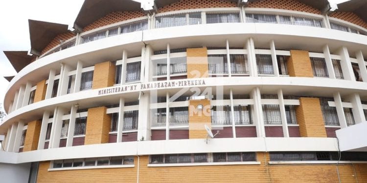 EDUCATION – Le MEN cherche 100 enseignants et quatre proviseurs « manara-penitra » pour les lycées « manara-penitra » de quatre régions
