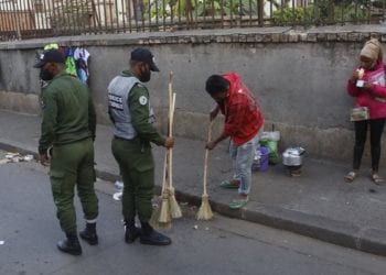 SOARANO – Marchands de rue et contrevenants au port de masque dotés de balais pour nettoyer les rues