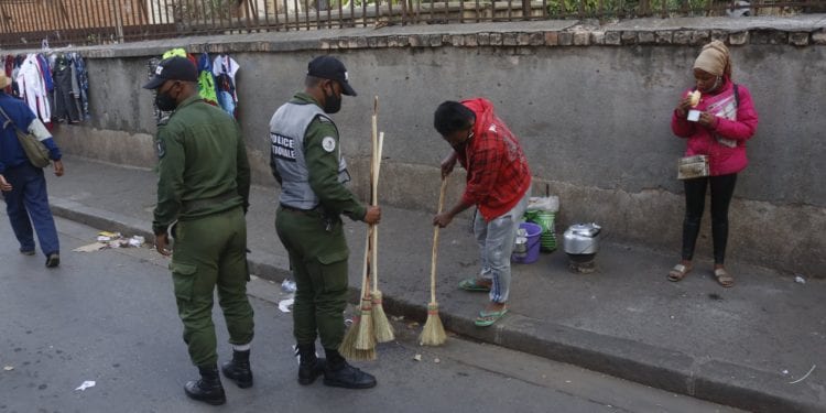 SOARANO – Marchands de rue et contrevenants au port de masque dotés de balais pour nettoyer les rues