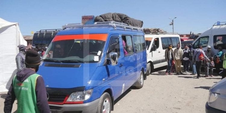 TRANSPORT – Une centaine de taxi-brousse en partance pour le Sud quittent le Fasan’ny karana pour la première journée de reprise