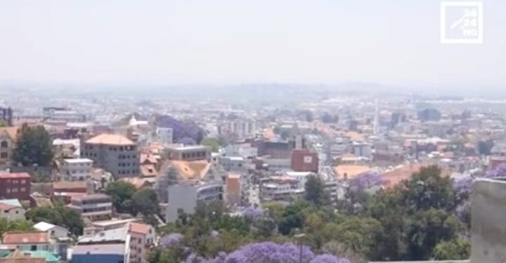 ENVIRONNEMENT – Il faudrait un vent de 20km/h au moins pour dissiper la brume de pollution sur Antananarivo, estime un prévisionniste