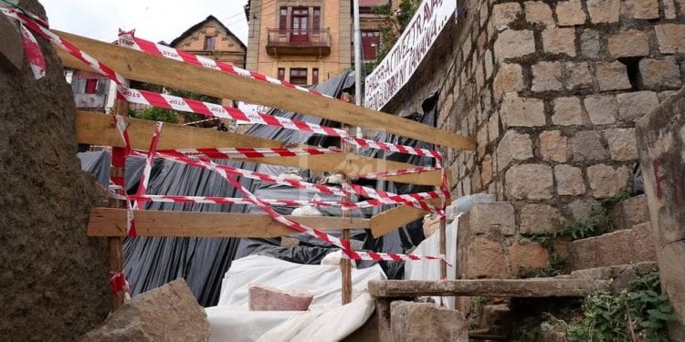MENACE D&rsquo;EBOULEMENT – Descente de contrôle d&rsquo;une équipe de la CUA à Ampasamadinika ce mardi après les fortes pluies de lundi