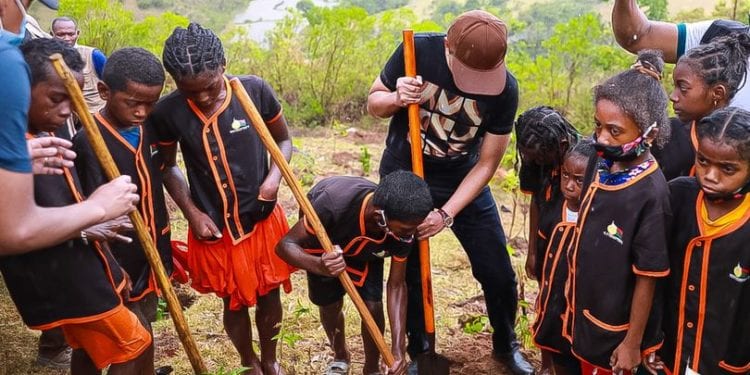 ENVIRONNEMENT – 10 000 jeunes plants d’arbres mis en terre à Manantantely Tolagnaro lors du lancement officiel de la campagne nationale de reboisement 2021