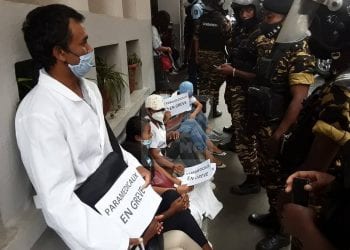 AMBOHIDAHY – Les paramédicaux grévistes manifestent au siège du ministère de la Santé publique