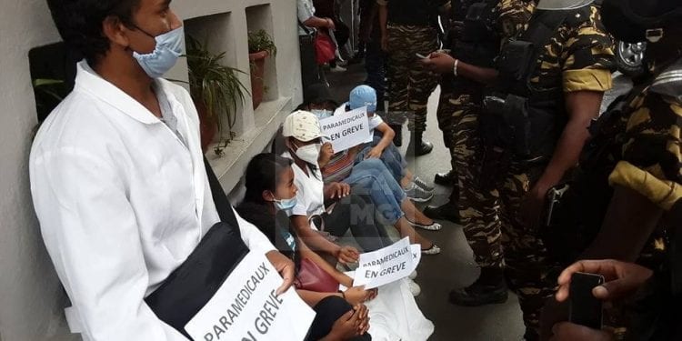 AMBOHIDAHY – Les paramédicaux grévistes manifestent au siège du ministère de la Santé publique