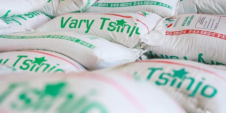 COMMERCE – L’Etat continue de faire baisser le prix du riz qu’il importe et relance le « Tsena mora »