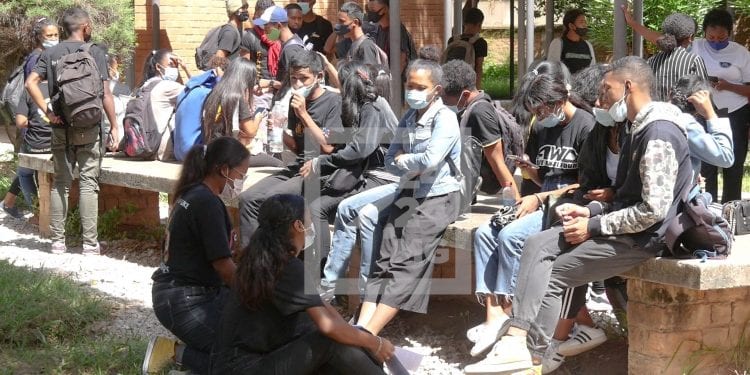 ENSEIGNEMENT SUPERIEUR – Des étudiants vêtus de noir ce lundi pour honorer la mémoire de leur pair décédé lors de manifestations à Toamasina