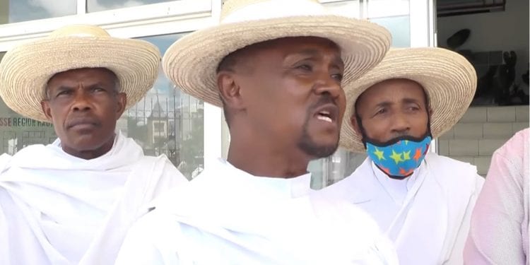 SECURITE – Des « Fifohazana » de Soatanàna manifestent devant le palais de Justice de Fianarantsoa et réussissent à faire transférer une enquête