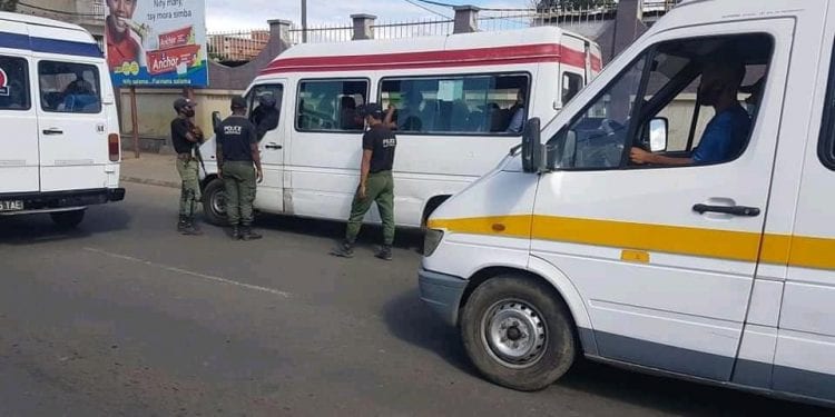 TRANSPORT URBAIN – La police dit avoir appréhendé en une heure 33 taxi-be pour infraction au code de la route et aux mesures sanitaires