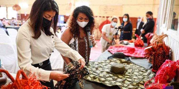 CELEBRATION DU 8 MARS – Mialy Rajoelina démarre sa tournée spéciale droits des femmes dans un atelier de production d’articles en raphia à Anosivavaka