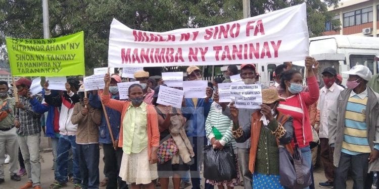 CONFLITS – Des paysans d’Ambatofahavalo manifestent devant le Palais de justice d’Anosy pour contester l’extraction de sable dans leur commune