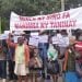 CONFLITS – Des paysans d’Ambatofahavalo manifestent devant le Palais de justice d’Anosy pour contester l’extraction de sable dans leur commune