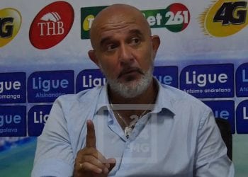 BAREA – Raoul Arizaka Rabekoto officialise la suspension de Nicolas Dupuis et nomme Eric Rabesandratana sélectionneur provisoire malgré une position contraire de la majorité des membres du comité exécutif de la Fédération malgache de football