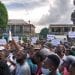 CRISE SANITAIRE – Des opérateurs du tourisme de Nosy Be manifestent devant la préfecture de l’île aux parfums