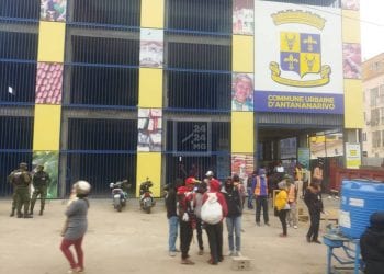 COMMERCE – Les rues de Behoririka quadrillées par des éléments des forces de l’ordre, les marchands de rue continuent de manifester