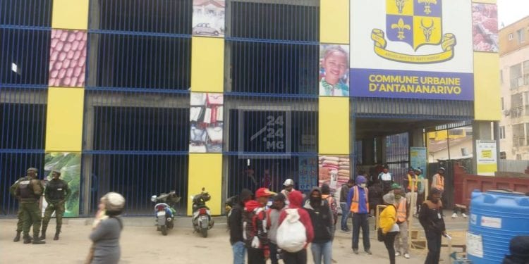 COMMERCE  – Les rues de Behoririka quadrillées par des éléments des forces de l&rsquo;ordre, les marchands de rue continuent de manifester