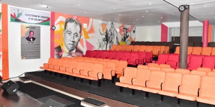 ARTS – Le ministère de la Communication et de la culture inaugure le bâtiment rénové  du Centre culturel Ivokolo, l&rsquo;ancienne « Galerie 6 »