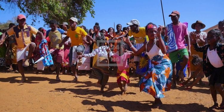DROITS ET PROTECTION – Les villageois d’Anjamalange, commune d’Ambanisarike à Ambovombe, s’engagent à ne plus marier leurs enfants avant 18 ans