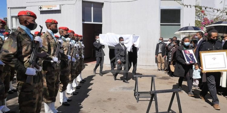 FUNERAILLES – La dépouille mortelle de Charle Bert Andrianaivo rejoint le caveau familial à Manjakandriana