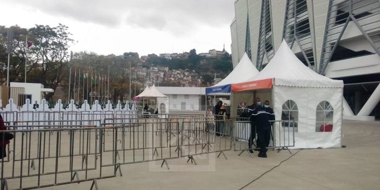INAUGURATION ET MATCH- Les files d&rsquo;attente de ceux qui espèrent un ticket d’entrée pour les événements du 2 Septembre se rejoignent derrière le stade Barea-Mahamasina