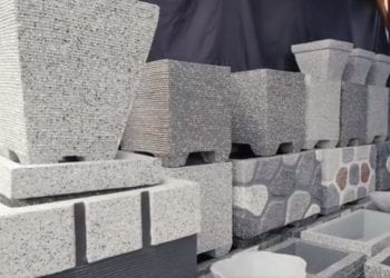 Les bacs et les pots de fleurs peuvent servir d’objets de décoration à part entière. Ils sont d’autant plus intéressants qu’il peuvent être déplacés à l’envi, selon son humeur.