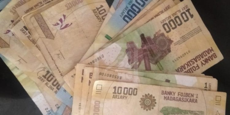 POLITIQUE MONETAIRE – La Banque centrale augmente encore ses taux de facilité permanente pour inciter les Banques à déposer leurs excédents de liquidités plutôt qu&rsquo;à les faire circuler afin de contenir l&rsquo;inflation