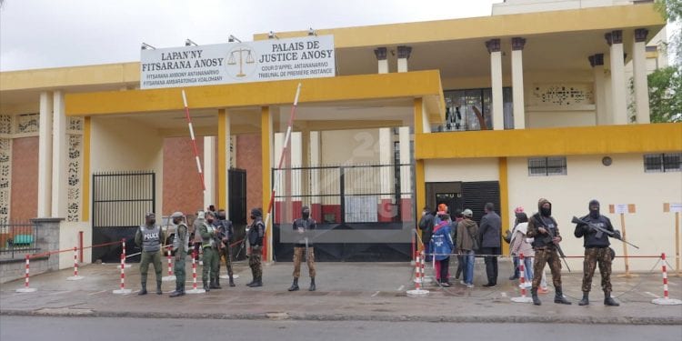 « SUSPICION D&rsquo;ATTEINTE A LA SURETE DE L&rsquo;ETAT » – Sécurité renforcée au Palais de justice à  Anosy en raison de la comparution devant le parquet des individus soupçonnés d&rsquo;implication dans un projet d&rsquo;attentat contre le président de la République