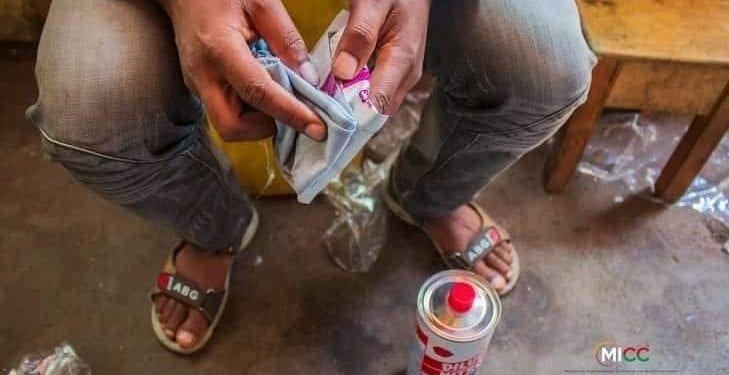 COMMERCE – Trois personnes placées en détention préventive pour falsification de date de péremption de produits alimentaires