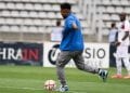 FOOTBALL – Lalaina Nomenjanahary alias Bolida donne le coup d’envoi fictif du match opposant son ancien club, le Paris FC, à En Avant Guingamp