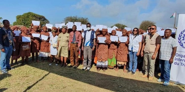 ECONOMIE BLEUE – 60 personnes formées au fumage de poissons à Amboasary Sud avec l’appui de l’Organisation internationale du travail (OIT) reçoivent leur attestation