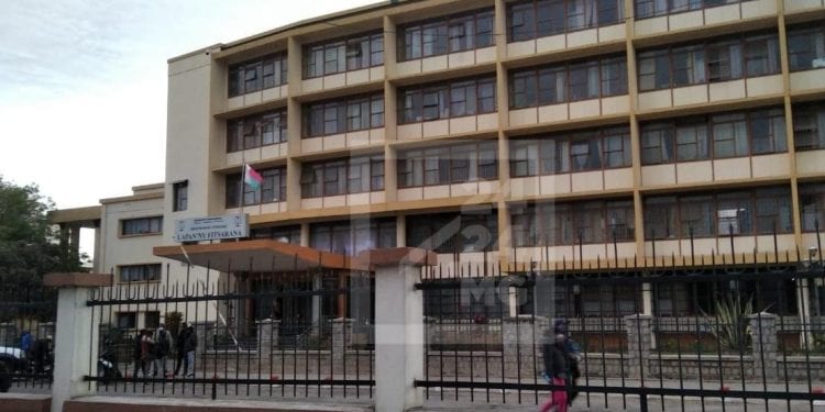 JUSTICE – La comparution des personnes soupçonnées d’être impliquées dans l’affaire d’hospitalisation d’Eddy Maminirina devant le parquet suspendue ce lundi soir et reprendra mardi