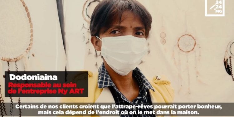 MAISON – Un attrape-rêves en cuir et raphia pour capter les cauchemars et pour décorer son intérieur