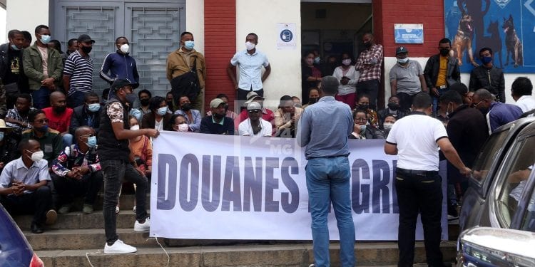 MANIFESTATION – Consensus trouvé entre les agents syndiqués de la douane et le ministère de l’Economie et des finances, reprise du travail par les grévistes depuis ce vendredi à 14h