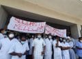 MOUVEMENT – Des médecins de l’HJRA effectuent un sit-in de solidarité et réclament la libération de leurs confrères qu’ils disent retenus après des soins octroyés à Eddy Maminirina, condamné dans une affaire de trafic de bois de rose