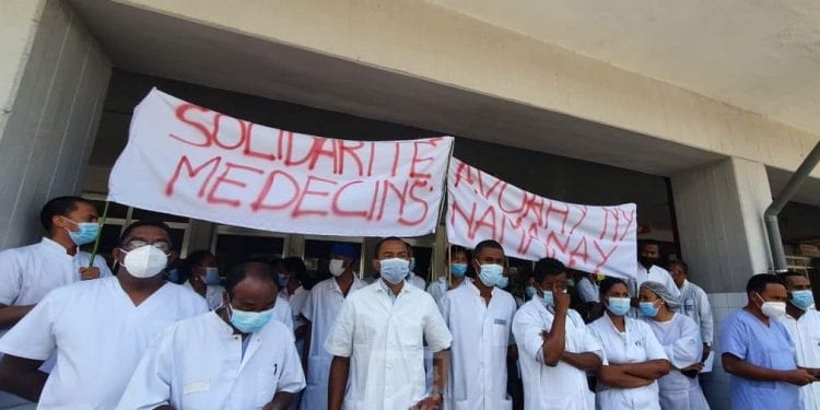 MOUVEMENT – Des médecins de l’HJRA effectuent un sit-in de solidarité et réclament la libération de leurs confrères qu’ils disent retenus après des soins octroyés à Eddy Maminirina, condamné dans une affaire de trafic de bois de rose