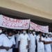 MOUVEMENT – Des médecins de l’HJRA effectuent un sit-in de solidarité et réclament la libération de leurs confrères qu’ils disent retenus après des soins octroyés à Eddy Maminirina, condamné dans une affaire de trafic de bois de rose