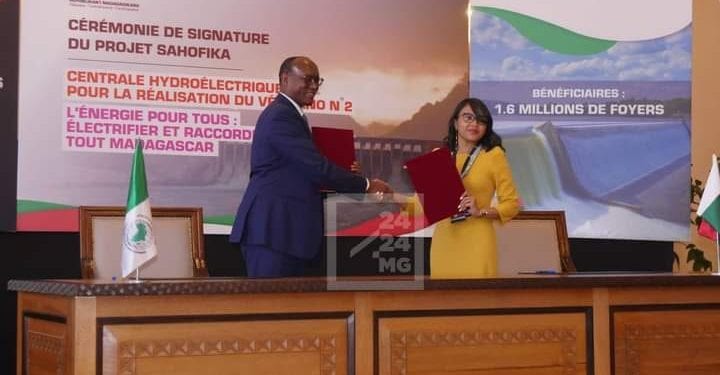 ENERGIE – Un financement de 460 milliards d’ariary pour renforcer l’interconnexion entre les réseaux interconnectés d’Antananarivo (RIA) et de Fianarantsoa (RIF) dans le cadre du deuxième volet du projet de renforcement et d’interconnexion des réseaux de transport d’énergie éléctrique à Madagascar (Prirtem 2).