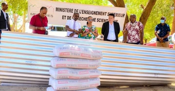 ENSEIGNEMENT SUPERIEUR – Le professeur Elia Béatrice Assoumacou offre des matériaux de construction pour démarrer la reconstruction des résidences d&rsquo;enseignants incendiées en Juin lors de manifestations d&rsquo;étudiants