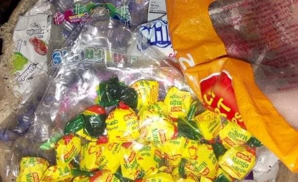 COMMERCE- Des pâtes alimentaires, des chewing gum, des friandises, du jus en sachet et du lait en poudre périmés saisis sur les marchés