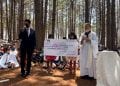DON DE NOEL – Une partie des bénéfices obtenus de la vente du Covid organics sous le format décoction, d’un montant de plus de 112 millions d’ariary, offerte à l’association Akamasoa