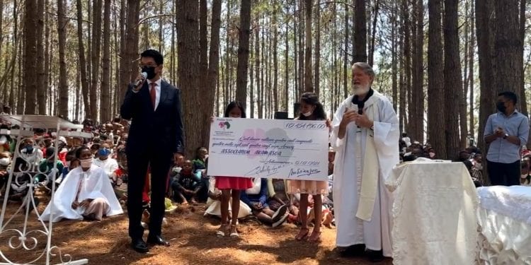DON DE NOEL – Une partie des bénéfices obtenus de la vente du Covid organics sous le format décoction, d’un montant de plus de 112 millions d’ariary, offerte à l’association Akamasoa