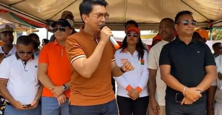 INFRASTRUCTURE – Andry Rajoelina pose la première pierre symbolisant le démarrage des travaux de réhabilitation de la « piste nationale » de 75 km reliant Soanierana Ivongo à Mananara Nord.