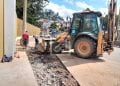 INFRASTRUCTURES – Un dos d’âne et une dôme rectangulaire en cours de construction devant les portails du stade Barea pour bloquer l’entrée des eaux provenant des quartiers environnants dans le stade