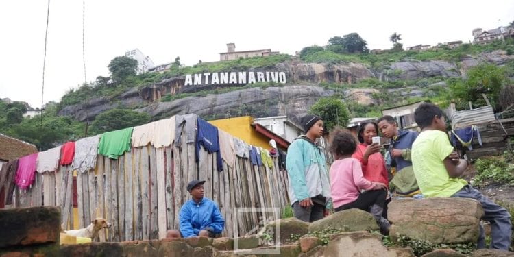 EBOULEMENT – Les habitants d&rsquo;Ambanin&rsquo;Ampamarinana retrouvent le cours normal de leur quotidien, le Bureau national de gestion des risques maintient son avis d&rsquo;alerte rouge sur les flancs de la colline de Manjakamiadana