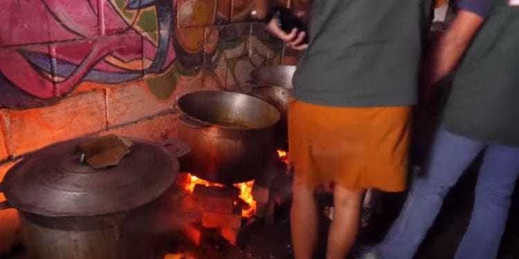 SINISTRES – La préparation des repas des personnes sinistrées accueillies au stade Barea Mahamasina