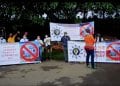 TRANSPORT PAR CABLE – Des anciens du collège Saint Michel manifestent dans la cour de l’établissement pour contester l’implantation éventuelle d’un pylône du projet téléphérique