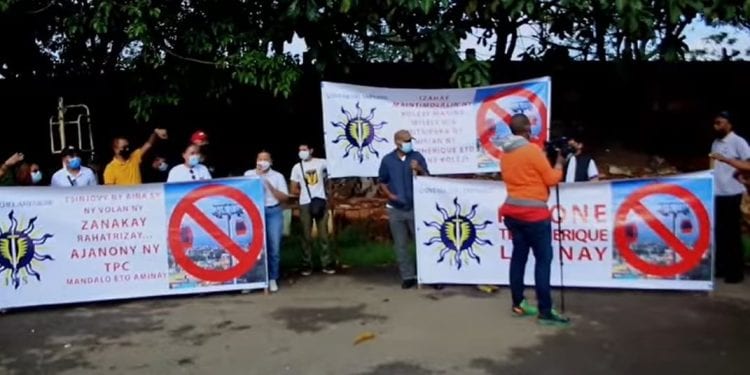TRANSPORT PAR CABLE – Des anciens du collège Saint Michel manifestent dans la cour de l&rsquo;établissement pour contester l&rsquo;implantation éventuelle d&rsquo;un pylône du projet téléphérique