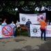 TRANSPORT PAR CABLE – Des anciens du collège Saint Michel manifestent dans la cour de l&rsquo;établissement pour contester l&rsquo;implantation éventuelle d&rsquo;un pylône du projet téléphérique