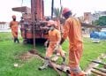 TRANSPORT PAR CABLE – Les engins de Colas dans la cour du Collège Saint Michel pour effectuer des travaux de sondage géotechnique en vue de l&rsquo;implantation d&rsquo;un pylône du projet téléphérique