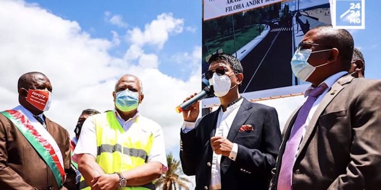 Lancé officiellement au mois de Novembre 2020, le projet Miami, aménagé au bord de la mer à Toamasina, entre finalement dans sa deuxième phase. Celle-ci consiste à l’aménagement de kiosques commerciaux sur le bord de mer. Confiés à la société La Gastronomie Pizza, les travaux vont débuter incessamment.